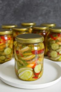 Sałatka ogórkowa z papryka i cebula, idealną do słoików