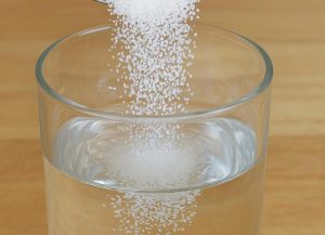 Odkryj, jak prosta mieszanka wody, octu i soli może oczyścić energię Twojego domu.