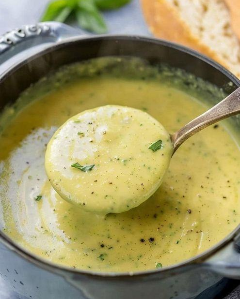 Kremowa zupa z cukinii z czosnkiem, idealna na odchudzanie