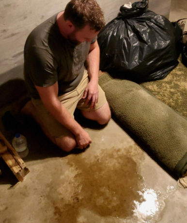 Wróciłam wcześniej do domu i zastałam męża szorującego ogromną, ciemną plamę w piwnicy – ​​prawda, która za tym stoi, pozostawiła mnie bez słowa