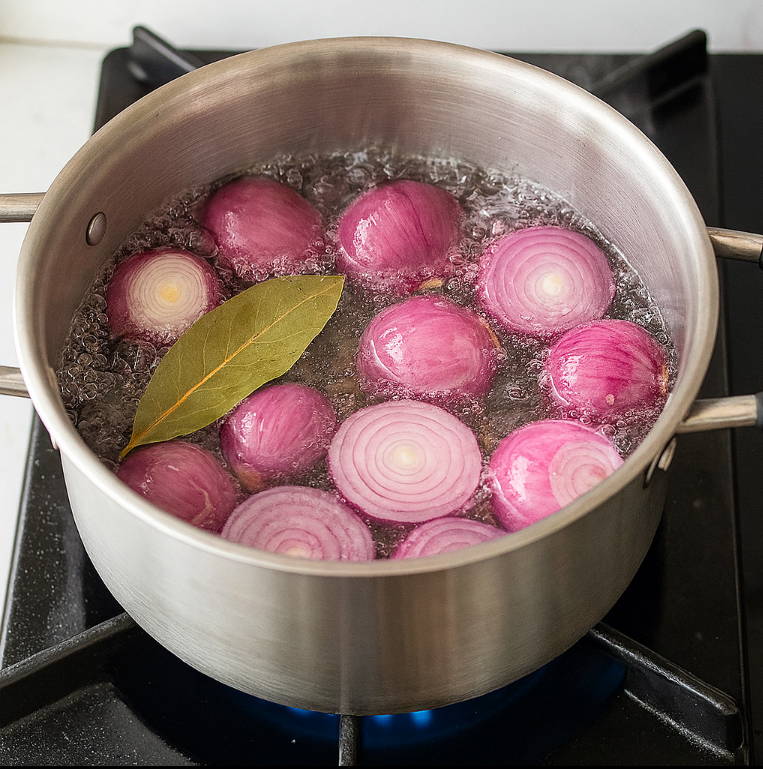 Herbata z cebuli i liści laurowych na kaszel – oczyść płuca w 3 dni!