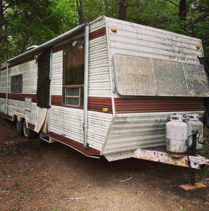 Dobrzy ludzie dali bezdomnej kobiecie starą przyczepę: kobieta zamieniła ją w przytulny dom w środku lasu!