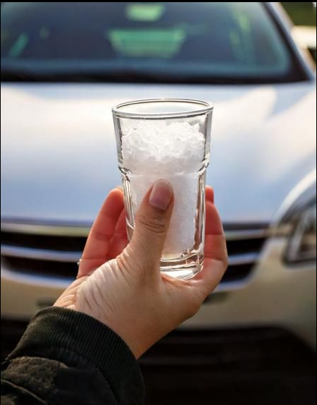 Wsyp szklankę soli do samochodu. To ważna sztuczka, którą powinien znać każdy kierowca. Policjant mi o tym powiedział.